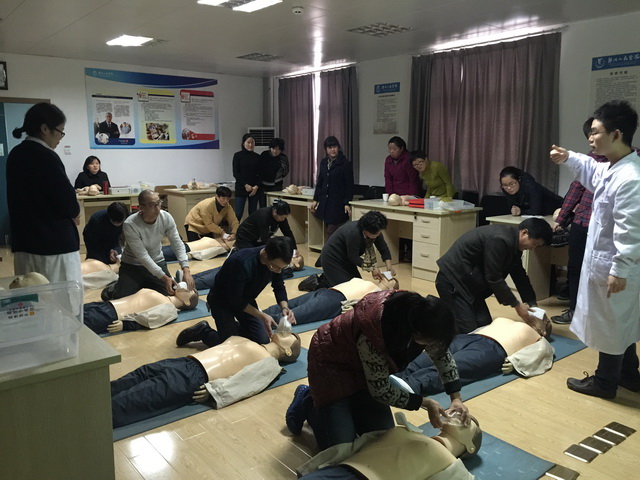 我院联合宁波晚报组织民众学习心肺复苏3.jpg